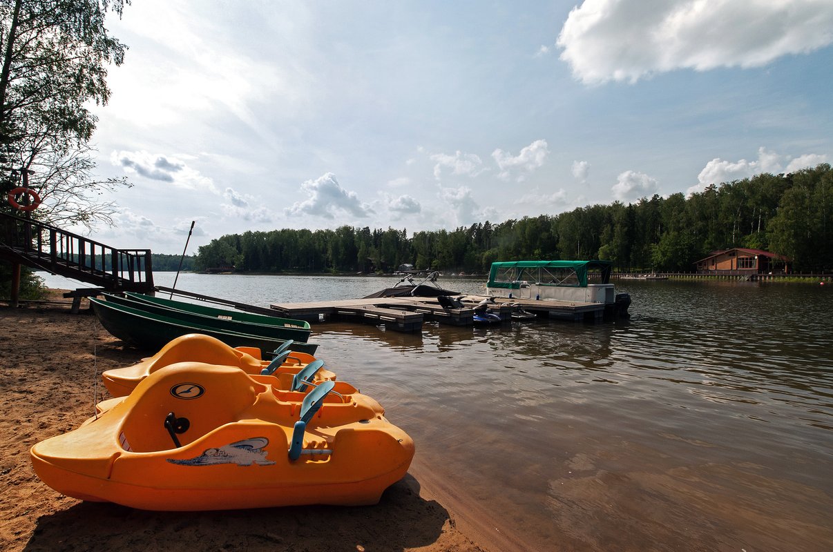 Холидей трусово. Истра Holiday. Пляж Истра Holiday. Трусово Истра. Пляж Трусово Истра.