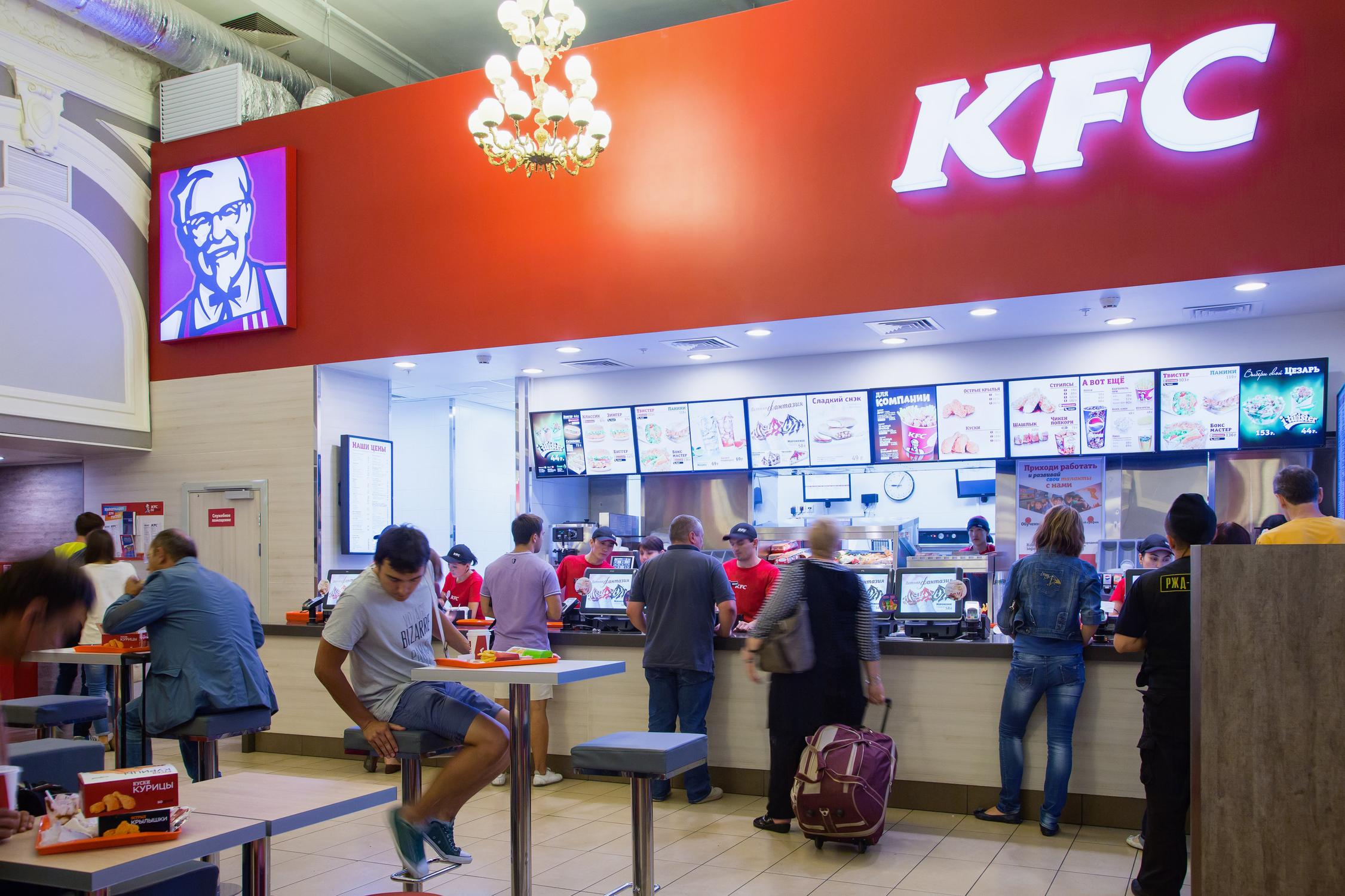 Kfc павелецкая. Павелецкий вокзал Москва КФС. КФС Курский вокзал. КФС на Павелецком вокзале. КФС Курский вокзал Москва.