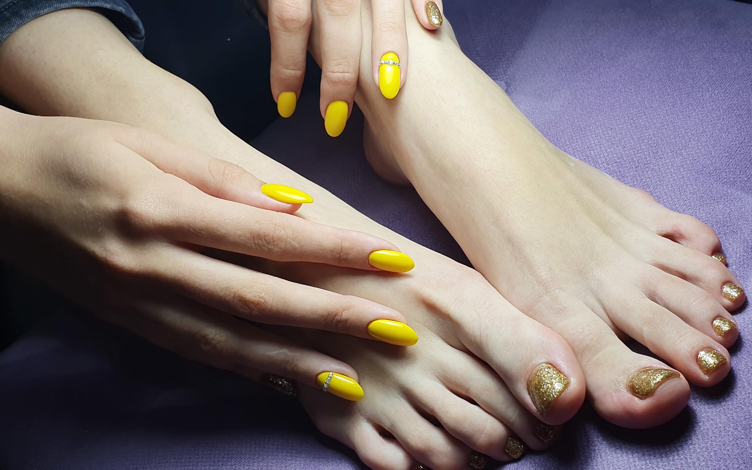 Желтый педикюр. Желтый маникюр и педикюр. Педикюр жёлтый дизайн. Ногти на ногах желтого цвета. Педикюр лимонного цвета.