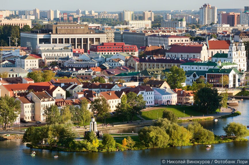 Живописные дома, деревья, берег реки Свислочь