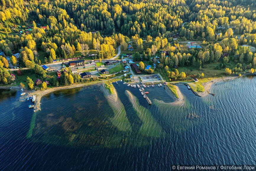 Вид с воздуха на Телецкое озеро и туристические базы на берегу