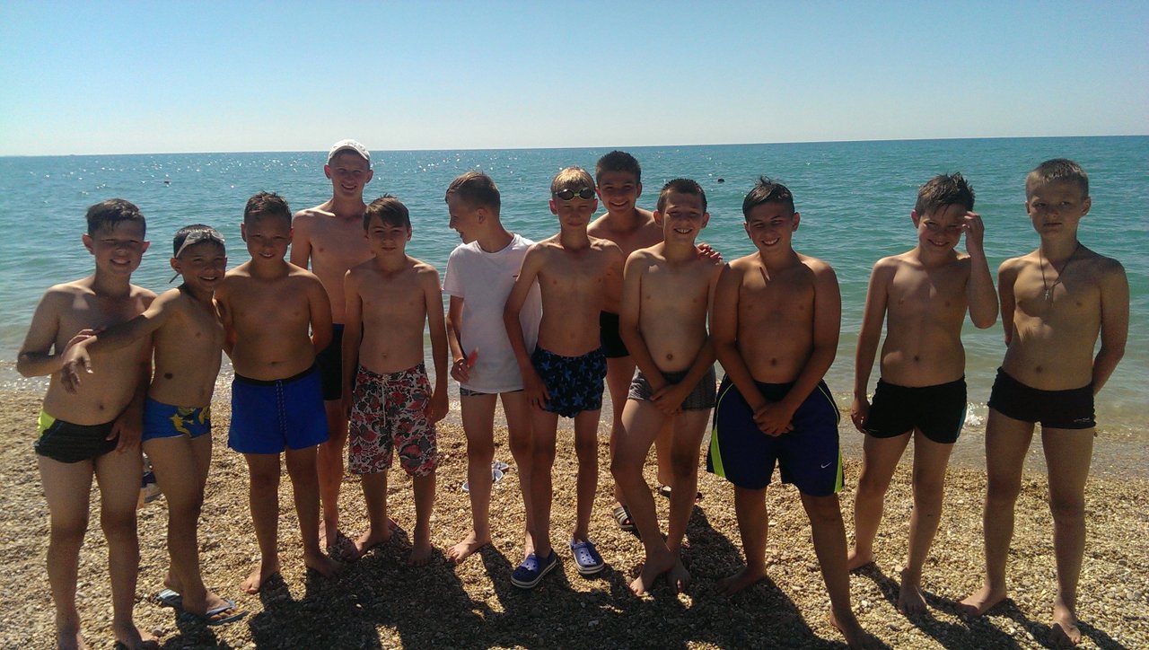 Мальчики в лагере на море