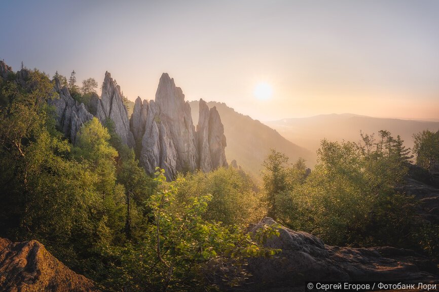 Восход солнца рано утром в горах, национальный парк Таганай