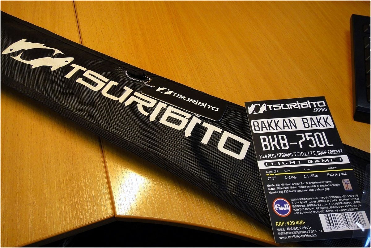 Адреналин юрьевец. Удилище спиннинговое Tsuribito Bakkan Bakk 7'1". Adrenaline Bass короб. Логотип производителя Tsuribito.