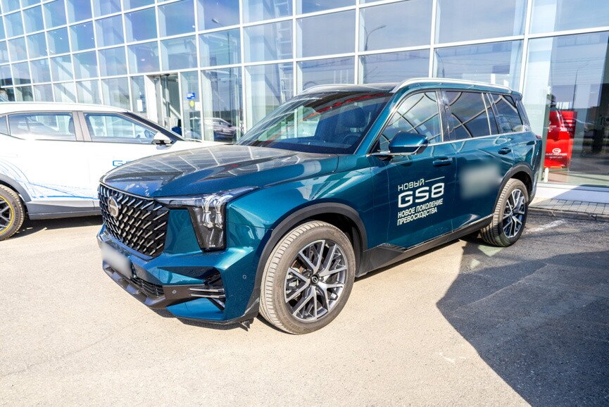 Новый автомобиль GAC GS8 рядом с автосалоном официального дилера