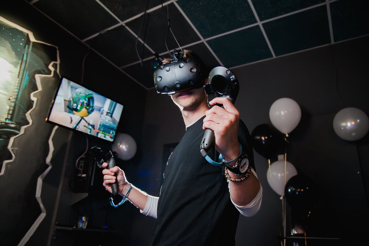 Vr club ул ленина. Genesis VR, Астрахань. Аттракцион виртуальной реальности. Комната виртуальной реальности. Виртуальная реальность в развлечениях.