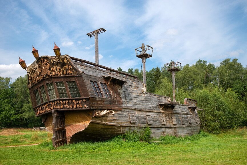 Старый пиратский парусник в лесу. Киногород Пилигрим Порто, Московская область