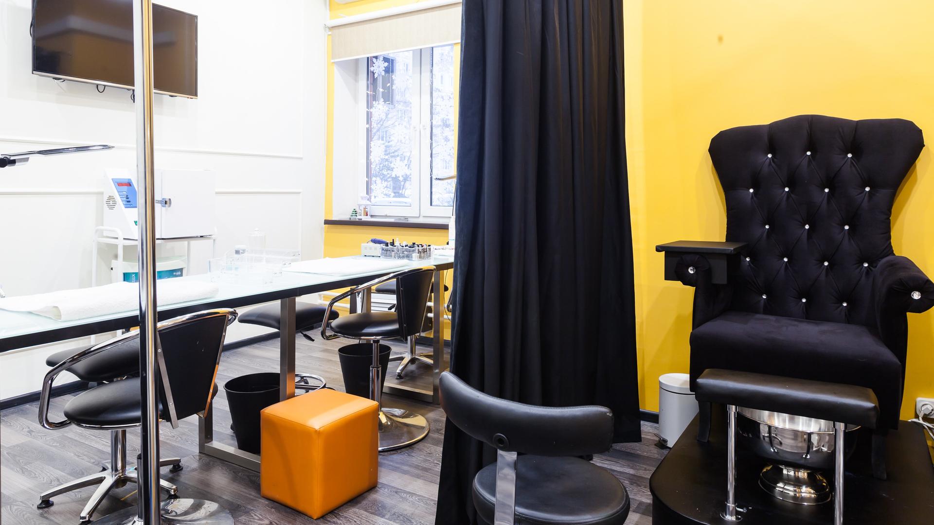 Москвичка салон красоты. Москвичка салон красоты дизайн. Москвичка салон красоты. Парикмахерская москвичка зеленоград. Москвичка nails козихинский.